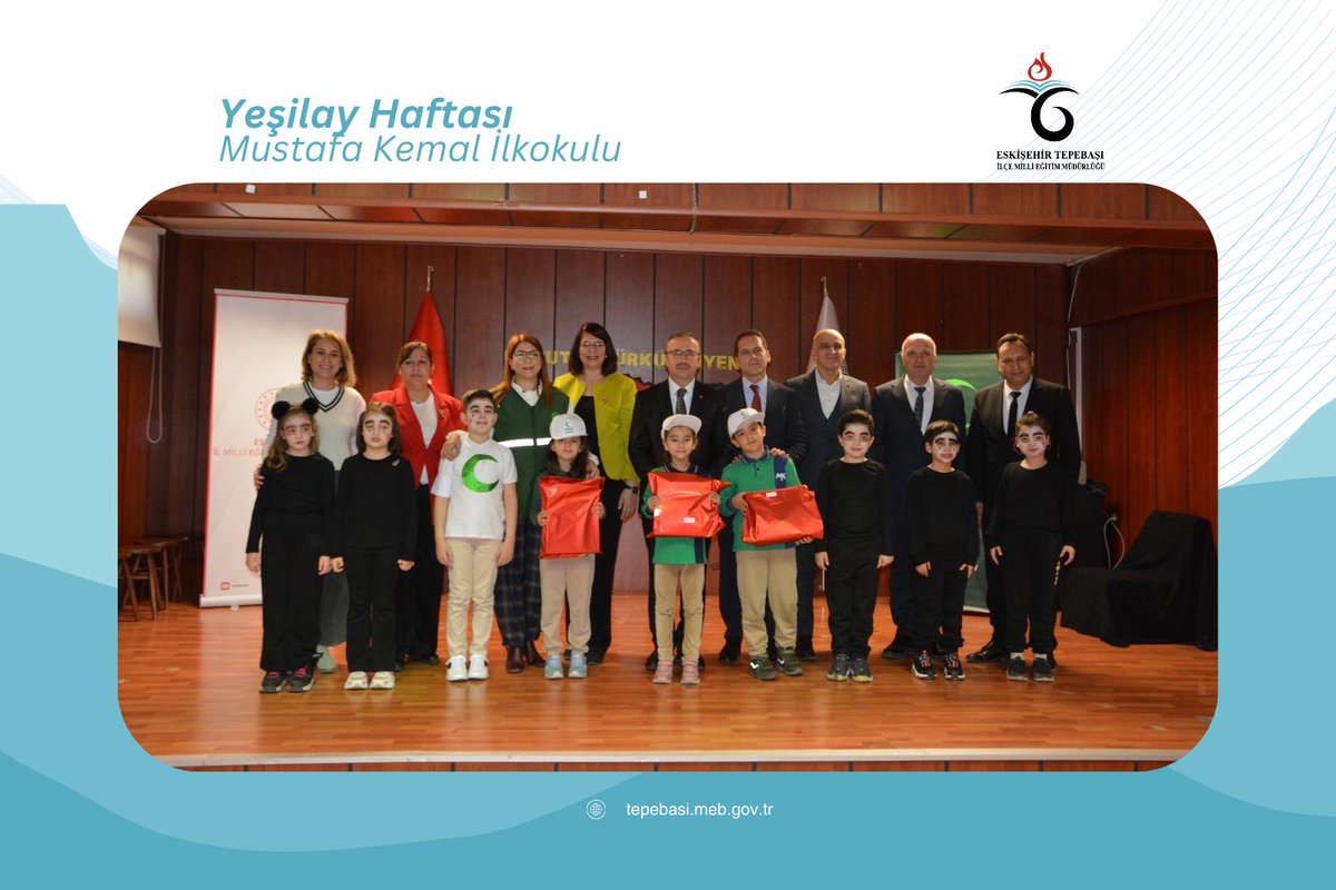 TepebasiMem's tweet photo. Yeşilay Haftası etkinlikleri kapsamında Mustafa Kemal İlkokulunda farkındalık programı düzenlendi. Programa İl Millî Eğitim Müdürümüz Sayın Sinan Aydın, Türkiye Yeşilay Cemiyeti Eskişehir Şube Başkanı Ayşe Fert Dökmeci, İlçe Millî Eğitim Şube Müdürlerimiz Orhan Kemal Karakuş ve Mehmet Kına ile birlikte öğretmenlerimiz, öğrencilerimiz ve velilerimiz katılım sağladı.

Öğrencilerimizin hazırladığı resim çalışmalarıyla başlayan programda; sahne performansları, dinletiler ve görsel sunumlar aracılığıyla sağlıklı yaşam bilinci ve bağımlılıkla mücadele konusunda önemli mesajlar paylaşıldı. Etkinlik boyunca öğrencilerimizin ortaya koyduğu emek ve duyarlılık takdirle karşılandı.