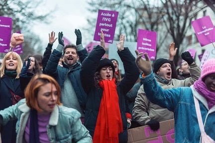 moonsgfg's tweet photo. La maison des femmes de Melisa Godet :

C’est un film qui nous parle des violences sexistes et sexuelles que subissent les femmes chaque année. À travers ce film, on voit à quel point c’est encore d’actualité et qu’il est important d’en parler encore et encore, et de nous éduquer sur le sujet. Il est important d’écouter les appels des femmes, la moindre alerte, de croire les victimes et de ne jamais minimiser leurs paroles. Ce film traite des différentes violences, notamment l’excision et ses conséquences : on n’en parle jamais assez. C’est un film très dur et très touchant, j’en suis sortie en larmes.

allez tous le voir ‼️‼️‼️