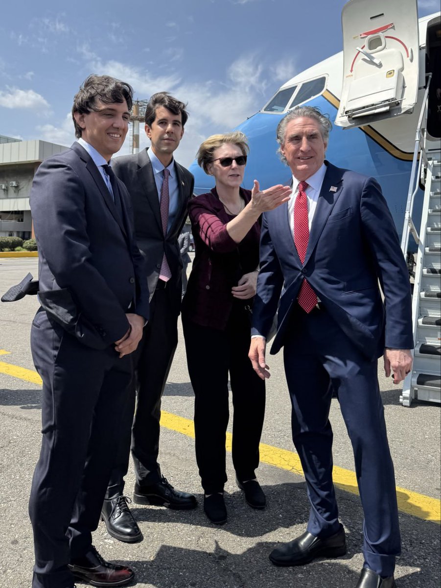 🇺🇸🇻🇪 El secretario del Departamento de Interior de EEUU y presidente del Consejo Nacional de Dominio Energético, Doug Burgum, aterrizó en el Aeropuerto Internacional Simón Bolívar de Venezuela.