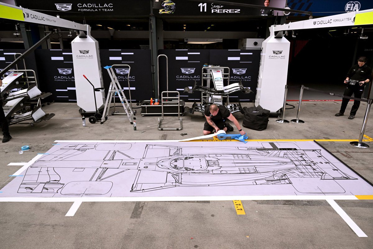Cadillac utiliza todos los recursos disponibles. Aplicaron el diagrama de dimensiones del auto, para colocar las marcas requeridas en sus pit stops, que, sobra decir, son asunto casi milimétrico. Un equipo que arranca de cero tiene más retos de lo normal.