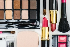 MarketResearch_'s tweet image. Luxury Cosmetics Market: The clean beauty movement has also influenced the market, with more luxury brands offering organic, cruelty-free, and sustainable formulations. hubs.la/Q044yLC20 #cosmetics #beautyindustry