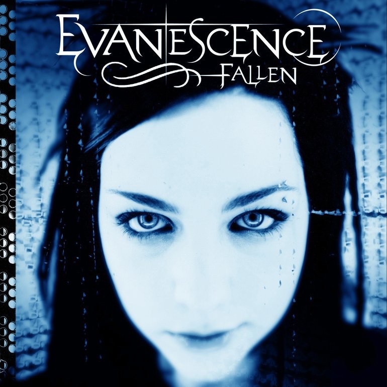 Há 23 anos, Evanescence dava um grito de liberdade artística para jovens emos e lançava o apoteótico “Fallen”, álbum que levou 2 Grammys e vendeu mais de 20 milhões de cópias globalmente com os smash hits “Bring Me To Life” e “My Imortal”.