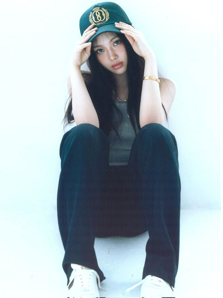 “Algunas personas cambiaban convenientemente su perspectiva, tratándome como una niña cuando querían y luego esperando que actuara como una adulta cuando les resultaba más conveniente”

— Lee Hyein