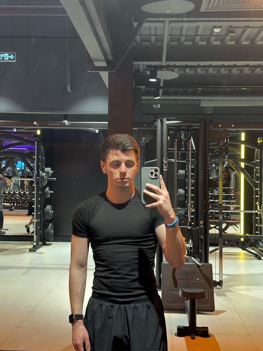 kondaaakov's tweet photo. я вернулся в зал! несколько месяцев не ходил, но лето уже вот вот наступит! надо быть готовым https://t.co/ZbEGwAIAXR