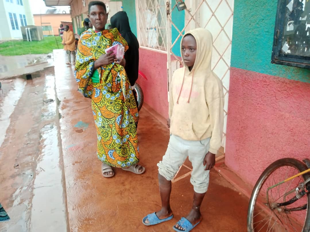 MagazineJimbere's tweet image. 🏥 Un garçon de 13 ans, originaire de la colline #Nkoyoyo, dans la commune de #Muyinga (@BuhumuzaProvinc), a été agressé et mordu par un chien appartenant à un agroéleveur, résident du quartier Swahili. Sa famille affirme ne pas disposer des ressources nécessaires pour payer les