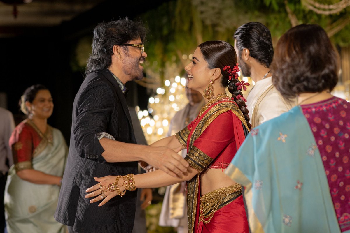 MissMalini's tweet image. Tollywood royalty meets the moment ✨

#Nagarjuna, #Venkatesh, #NagaChaitanya and #Nani strike a stylish pose with #VIROSH at the grand wedding reception of #VijayDeverakonda and #RashmikaMandanna now that’s what we call a star-studded celebration! 💫🔥