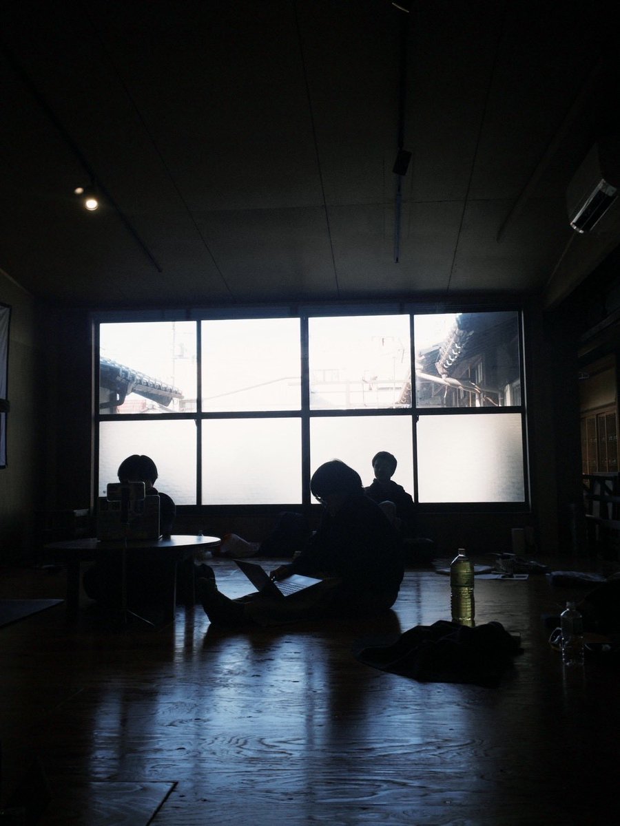 tokidoki_ima's tweet photo. 【絶賛チケット販売中！】

今回は稽古場の写真を公開！
1枚目は俳優の大谷さん、2枚目は舞台監督の菊池さんの撮影です！就活に引越し、オンライン稽古や大道具製作など、みんなでどうにか乗り越えながら作品づくりをしています！
本番は今月末！劇場にて！

ご予約はこちら💁‍♀️
https://t.co/22DrQ0bfhl https://t.co/7CeOYkEMiU