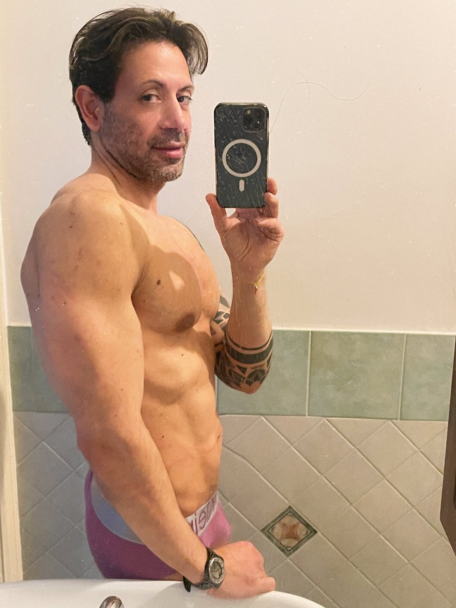 Endimion_81's tweet photo. #gay #gayman #muscle #muscleman https://t.co/wDirsQHlRN