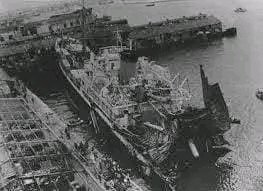 ComercioFlorida's tweet photo. Tras la primera explosión en La Coubre, el pueblo corrió a socorrer a los heridos, momento en que una segunda detonación causó más de 100 muertes. El Comandante Fidel Castro dirigió personalmente el rescate en el lugar. ✊
#TenemosMemoria #FidelCastro #LaHabana https://t.co/UJZC6Wyfn5