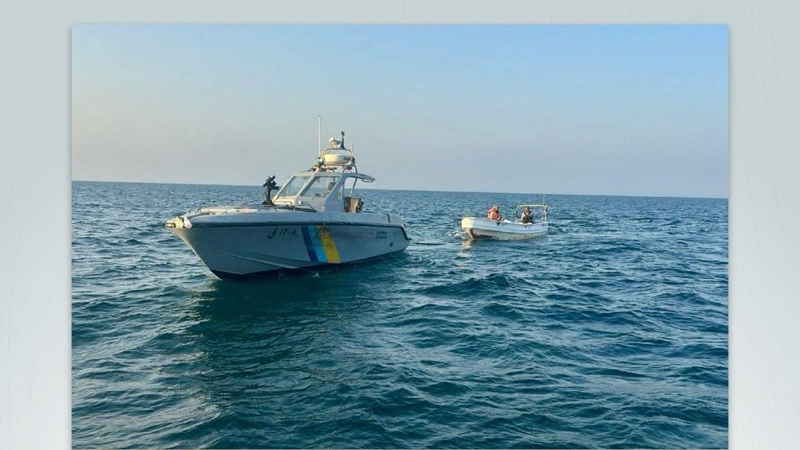 alekhbariyaNews's tweet photo. حرس الحدود في جازان ينقذ شخصين تعطلت واسطتهما البحرية في عرض البحر https://t.co/5AjdH0VLCP