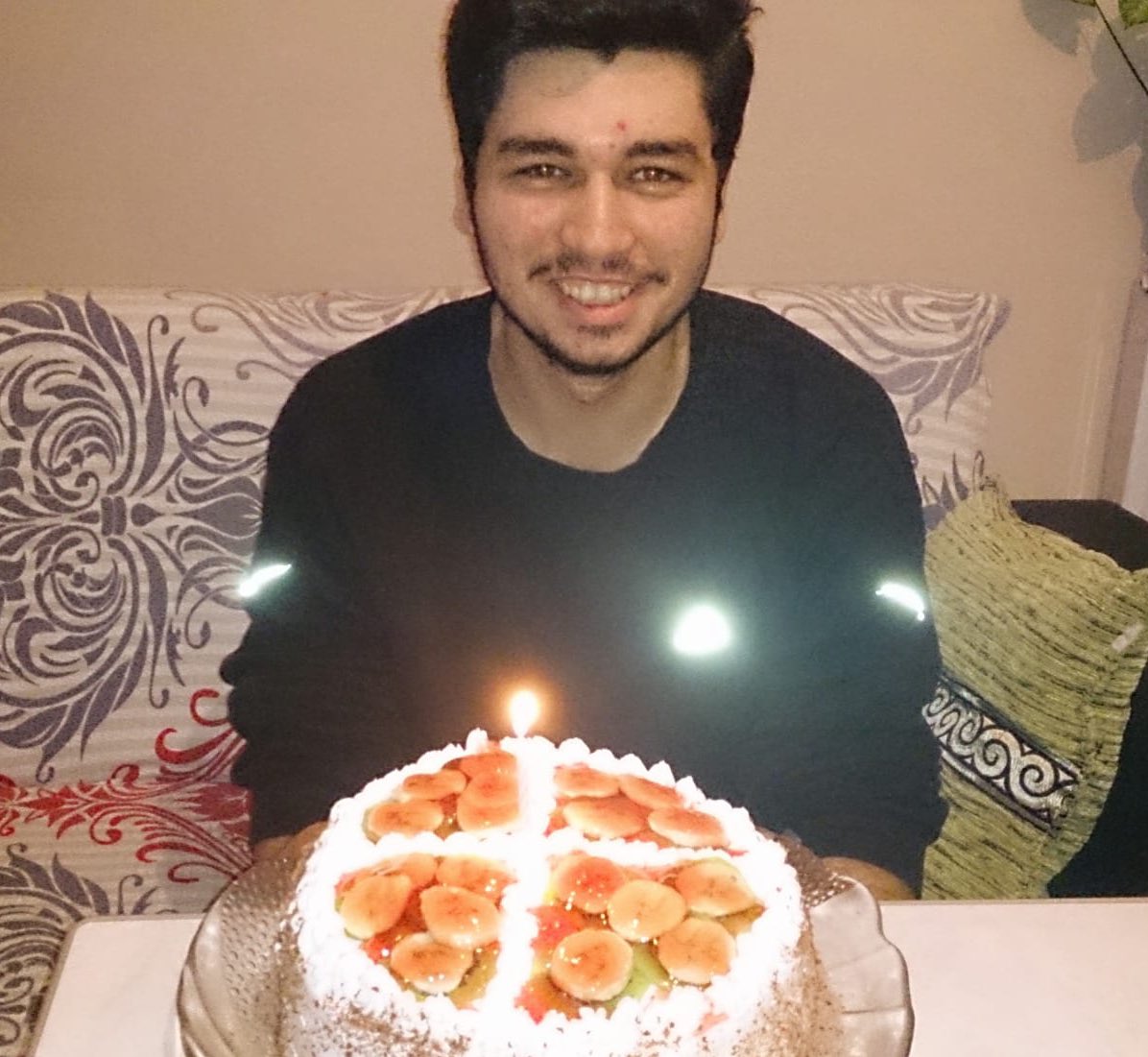 bernaozgull's tweet photo. Fotoğrafta gördüğünüz kişi abim Samet Özgül. 

Gazi Üniversitesi öğrencisi ve motokurye olarak çalışan abim Samet, Ankara’da trafikte uyardığı 3 kişi tarafından darp edilip canice boğazından bıçaklanarak katledildi. 

Sabıkalarında uyuşturucu dahil 20 ayrı suç olan 2 kişi serbest bırakıldı, 19 yaşındaki katilin 'pişmanım' sözüyle müebbet hapis cezası 25 yıla indirildi.

Samet için ses verin, adalet yerini bulsun!

 @RTErdogan @adalet_bakanlik @TCYargitay 

#SametÖzgülİçinAdalet