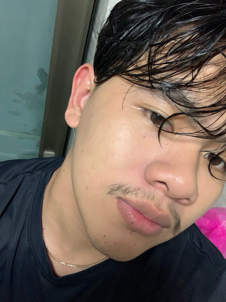 Bzchee18's tweet photo. សាឡាញ់ស្បែកមុខខ្លួនឯងម៉ងហា💗 https://t.co/Zo5fyVOjLR
