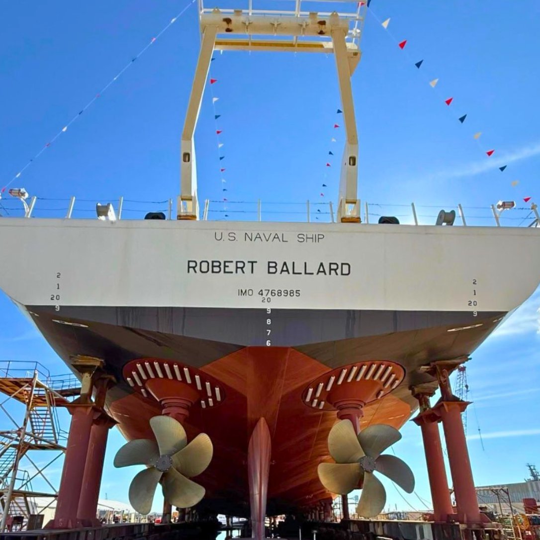 OnlineURI's tweet image. Congrats to #URIGSO alum &amp;amp; Professor Emeritus Robert Ballard, Ph.D. '74, on the christening of the USNS Robert Ballard (T-AGS 67)! 🌊⚓

From discovering the final resting place of the RMS Titanic to hydrothermal vents in the Galápagos — now a Navy vessel bears his name. Well