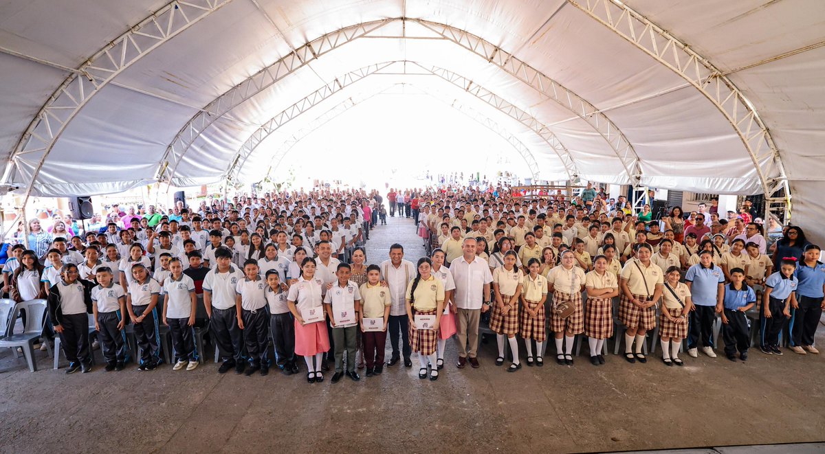 TabascoJavier's tweet photo. En #Jalapa, 699 estudiantes de secundaria cuentan ya con las tabletas electrónicas del programa 'Inclusión Digital'. Como resultado de la transformación, estamos cerrando las brechas de desigualdad, para que todas y todos tengan las mismas oportunidades de triunfar y que la falta de herramientas no sea un impedimento para lograr sus sueños. Vamos a seguir apoyando el talento, la dedicación y el esfuerzo de quienes llevarán las riendas de nuestro estado y país en el futuro.

Gracias al Presidente Municipal, José Manuel Hernández Pérez, quien nos dio una calurosa bienvenida en la tierra del dulce.

#inclusióndigitaltabasco