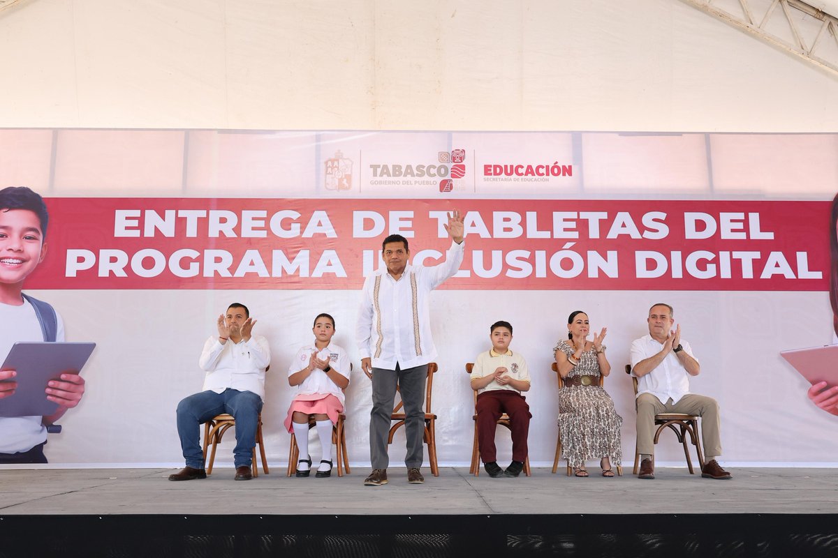 TabascoJavier's tweet photo. En #Jalapa, 699 estudiantes de secundaria cuentan ya con las tabletas electrónicas del programa 'Inclusión Digital'. Como resultado de la transformación, estamos cerrando las brechas de desigualdad, para que todas y todos tengan las mismas oportunidades de triunfar y que la falta de herramientas no sea un impedimento para lograr sus sueños. Vamos a seguir apoyando el talento, la dedicación y el esfuerzo de quienes llevarán las riendas de nuestro estado y país en el futuro.

Gracias al Presidente Municipal, José Manuel Hernández Pérez, quien nos dio una calurosa bienvenida en la tierra del dulce.

#inclusióndigitaltabasco