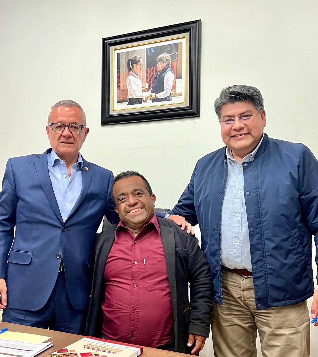 SecOscarFlores's tweet photo. Seguimos el ejemplo de la Gobernadora, Mtra. @delfinagomeza, y nos coordinamos institucionalmente para impulsar la transformación desde lo local.

En esta ruta de diálogo permanente me reuní con la Presidenta Municipal de #Otzoloapan, Esmeralda Cabrera; con el Presidente Municipal de #VillaGuerrero, Carlos Rogel; y con los servidores públicos de #Jocotitlán: Jaime Martiñón, Tesorero Municipal, y Martín Gil.

El trabajo colectivo y la corresponsabilidad con los municipios nos permiten materializar la planeación, avanzar en las prioridades y garantizar que cada decisión se traduzca en bienestar real para las familias mexiquenses en las distintas regiones de la entidad.

Aprovechamos para compartir con ellos el Manual Básico para la Administración Pública Municipal, editado por el @IAPEM, una herramienta de apoyo para fortalecer la gestión de los ayuntamientos; proporciona metodologías y técnicas para impulsar gobiernos locales más eficientes, transparentes y plenamente enfocados con el principio de servir al pueblo. Lo puedes revisar y descargar en la página del Instituto: https://t.co/ZpmoEgH2L2