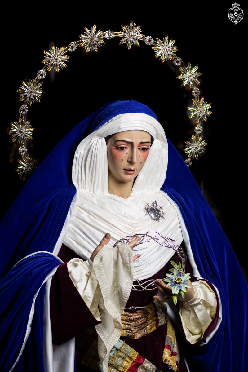 Hdad_Redencion's tweet photo. Tras los Cultos a Nuestro Padre Jesús de la Redención, María Santísima del Rocío Coronada luce ataviada de hebrea para lo que resta de la Cuaresma.

La Santísima Virgen viste saya y manto lisos de terciopelo burdeos y azul respectivamente. Estrena un tocado de seda salvaje, sobre el que se dispone un corazón plateado de orfebrería.

Sobre sus manos sostiene la corona de espinas y la flor de la Pasión y corona sus sienes la aureola regalada por la Juventud de la Hdad. y realizada por El Toisón en 2017.

📸: Rocío Rivas

#RocíodelCielo