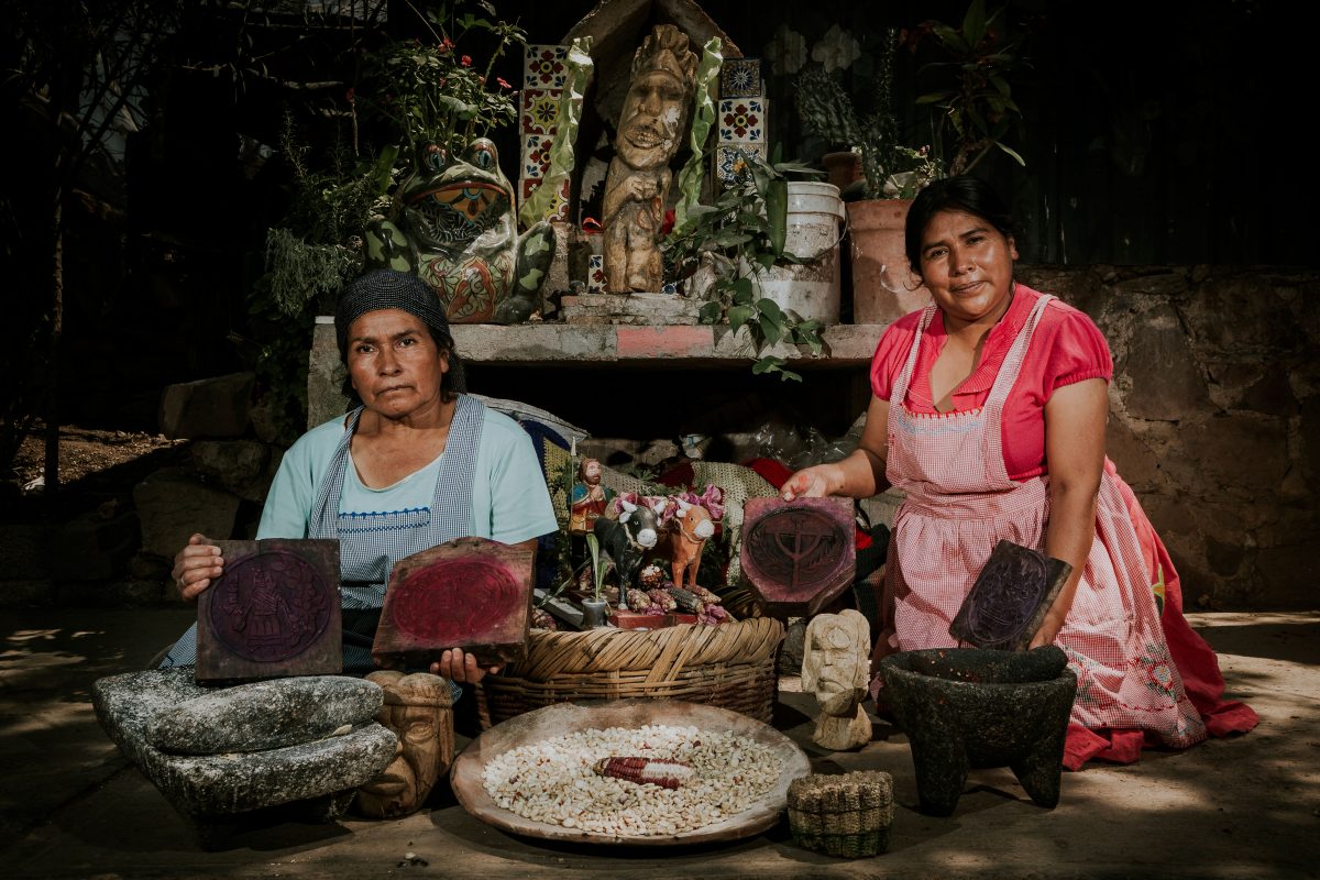animalgourmet's tweet photo. 💜 Cocineras tradicionales: las mujeres vive la gastronomía mexicana

unque mucho se habla de gastronomía de vanguardia, las cocineras tradicionales son la columna vertebral de la cocina mexicana. No sólo por dedicar su vida al nixtamal y al humo, sino por guardar conocimientos en sus memorias y transformar con sus manos los sabores de su tierra.

Cocineras tradicionales: el pilar de la gastronomía y de la sociedad
Estas figuras de nuestra cultura son clave para entender la forma en la que la sociedad ha evolucionado. Con recetas heredadas de madres, tías y abuelas, las mujeres de comunidades rurales poseen el patrimonio gastronómico del país.

No se requiere ningún estudio ni profesionalización para ampliar el espectro de las cocineras tradicionales, más bien, todo lo contrario. Su aprendizaje se compone de experiencias y saberes que obtienen en los fogones de cada una de sus casas.

Desde épocas prehispánicas, eran las mujeres las encargadas de transformar el maíz y producir tortillas. También eran ellas las que cuidaban la milpa y con sus frutos activaban el comercio y alimentaban a sus familias.

Con el paso del tiempo, la mujer permaneció en la cocina pero no sólo yacían ahí todas sus responsabilidades. En la mayoría de los casos se encargaba de cuidar el ganado, integrar a la familia y velar por el bienestar común.

Las mujeres recibían desde pequeñas una serie de saberes que debían desarrollar para ganarse su lugar en la sociedad. En sus manos recaía la tradición ancestral del buen gusto en la comida y en muchas de las artesanías suntuosas que llenaban de belleza la vida cotidiana.

Por este motivo, las cocineras tradicionales en México son multidisciplinarias: conocen la tierra y sus productos; saben de técnicas ancestrales para transformarlo y también pueden hacer que la magia perdure en el tiempo.

Y aunque esa magia tiene mucha belleza en fondo y forma, la realidad de estas mujeres dista mucho de los cuentos de hadas que les cuentan a sus hijos antes de dormir. En la mayoría de los casos son víctimas de violencia en su entorno y de la falta de oportunidades.

Pero ¿quiénes son en realidad? Hablar de cocineras tradicionales puede prestarse a generalizaciones pero cada mujer tiene una historia, una lucha y sobre todo, un motivo para amar a su oficio sobre cualquier otro.

Te presentamos algunas caras de estas poseedoras de sabiduría gastronómica, además de diversos movimientos que le han sumado valor a la cultura mexicana a través del trabajo de sus manos y de su sazón.

👉️  Conócelas aquí: https://t.co/sOBRulV30t