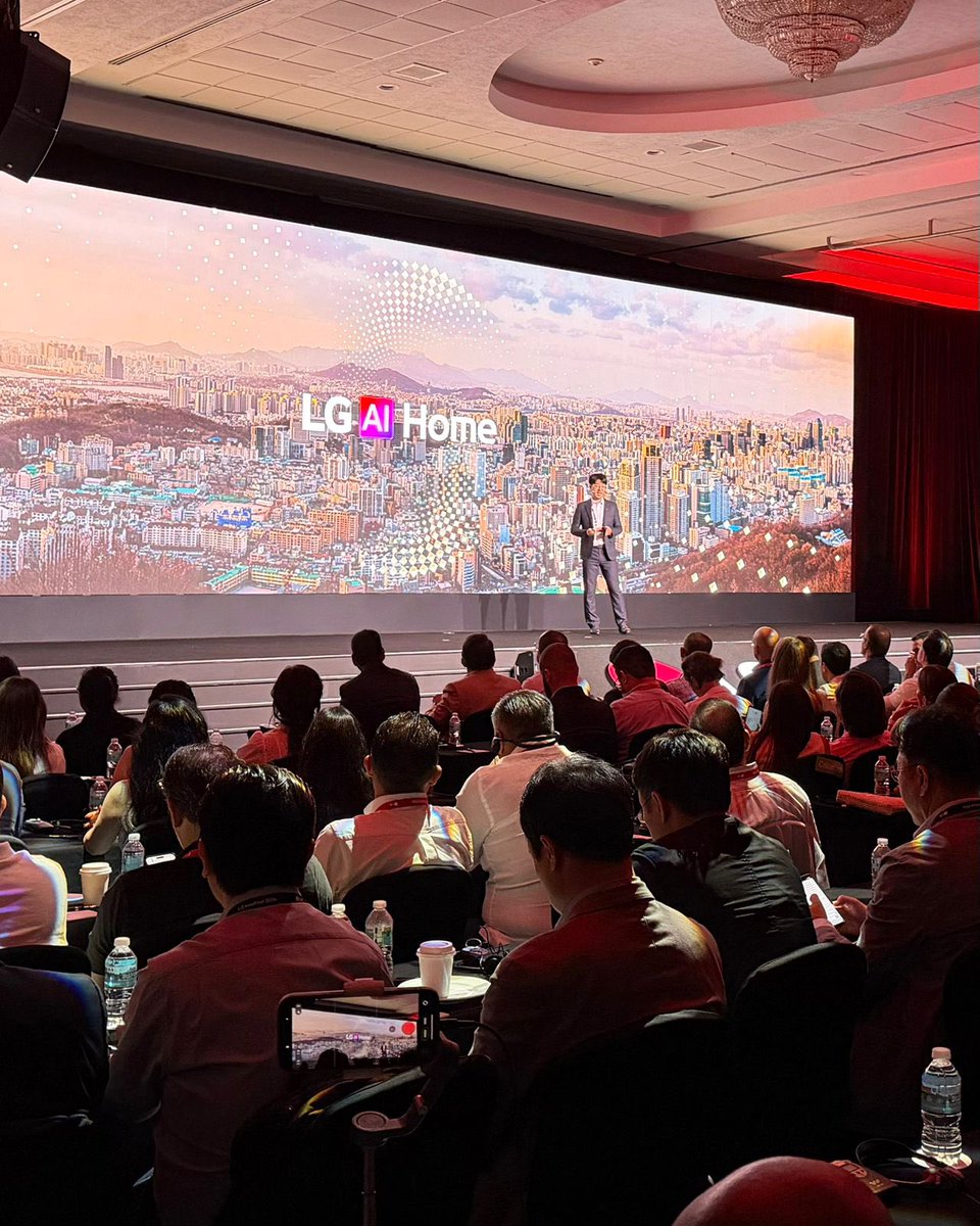 diunsahn's tweet photo. Participamos en LG InnoFest 2026 LATAM, un encuentro donde descubrimos de primera mano las innovaciones que están redefiniendo el hogar moderno en nuestra región. Soluciones impulsadas por inteligencia artificial, electrodomésticos más eficientes y un ecosistema conectado pensado para simplificar la vida en casa.

Estos espacios nos inspiran y refuerzan nuestro compromiso de seguir llevando a las familias lo mejor en tecnología, calidad e innovación, junto a aliados estratégicos que comparten nuestra visión de transformar el día a día en el hogar.
#SomosDiunsa
#LG #LGInnofest2026 
#Tecnología #Retail