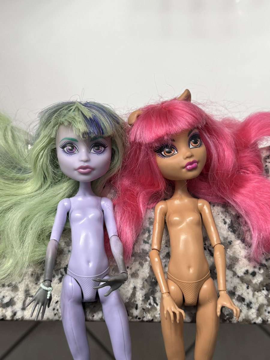 It’s so satisfying fixing up ur childhood dolls :)