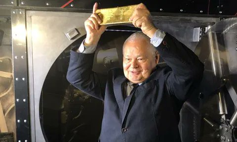 Nie ma czegoś takiego jak 0%.
W finansach ktoś zawsze płaci rachunek.
Jeśli i tak już zadłużony NBP miałby finansować taki program, pieniądze muszą się skądś wziąć - z emisji długu albo ze sprzedaży złota z naszych narodowych rezerw.
To pomysł z piekła rodem.
Sprzedawanie rezerw