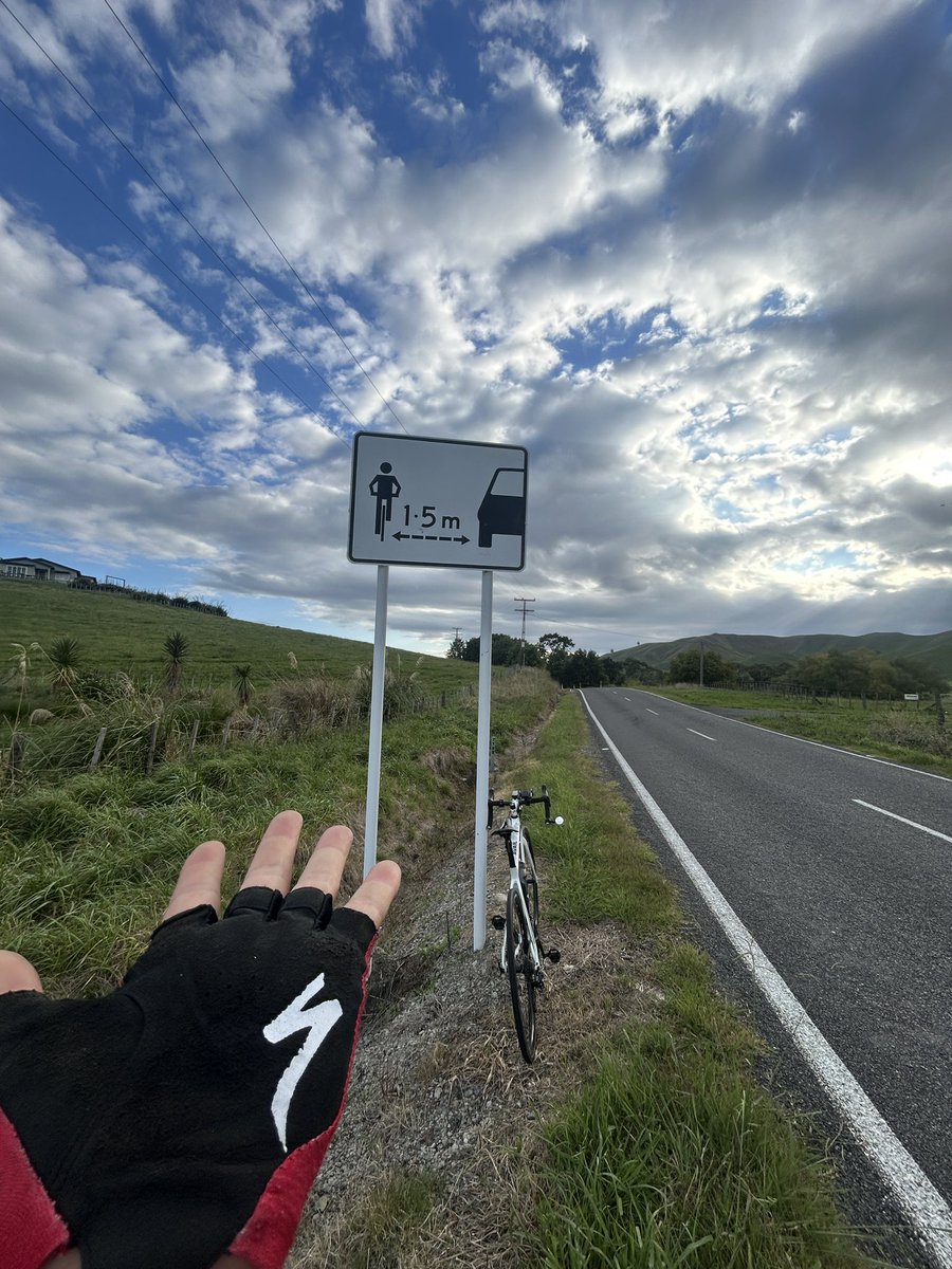 suesanworks's tweet photo. 100km/hで車が横を走り抜けていく。
でもちゃんと距離は空けてくれる。
どこまで寄れるかチャレンジをしてくる日本の方が、むしろ怖いかも😅
#ロードバイク #自転車 #ニュージーランド #海外サイクリング https://t.co/W6J2QuL6WO