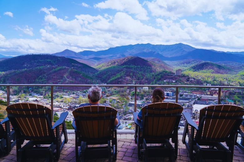 ColonialCabins's tweet photo. Spend an early spring vacation in Gatlinburg, the gateway to the Smoky Mountains. Planning your getaway is simple when you use these six handy tips > https://t.co/duv768Xn2i https://t.co/oBSC2EzfSt