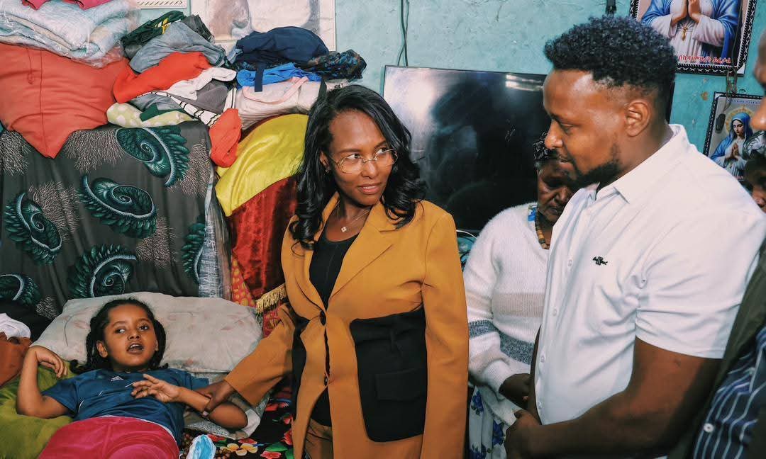 AdanechAbiebie's tweet photo. ዛሬ ባለፉት 10 ዓመታት በከፍተኛ የአንጎል ውስጥ ውሃ  እና የአንጎል ግፊት መጨመር (ሀይድሮሴፋለስ) ምክንያት የአልጋ ቁራኛ የሆነችውን ህፃን ብሌን አሸናፊን በመኖሪያ ቤቷ ተገኝተን ጠይቀናታል።

ህፃን ብሌን ወደ ውጭ ሀገር ሄዳ አስፈላጊውን ህክምና እንድታገኝ በሀኪሞች ቢታዘዝላትም፣ በፋይናንስ እጥረት ምክንያት እስካሁን ሳይሳካላት ቆይቷል። 
 ህፃን ብሌን የታዘዘላትን የፊዚዮቴራፒ ህክምና እንድትከታተል በአሁኑ ወቅት የሚኖሩበት ቤት ለመቆም እንኳን የማይመችና ከህመሟ ባህሪ አንጻር እጅግ አስቸጋሪ ሆኖ አግኝተነዋል። በመሆኑም ቤተሰቡ የተሻለ መኖሪያ ቤት እንዲያገኙ ወስነናል።

ባደረግንላቸው ጥሪ መሰረት ይህንን በጎ ተግባር በመደገፍ፣ የብሌንን አጠቃላይ የህክምና ወጪ ለሸፈኑት ለክቡር ሼህ ሙሀመድ ሁሴን አሊ አል አሙዲ ከልብ የመነጨ ምስጋናዬን አቀርባለሁ።

ፈጣሪ ኢትዮጵያን እና ሕዝቦቿን ይባርክ!