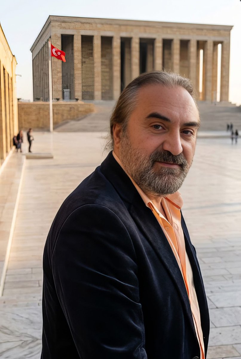 “Bestelerimi beğenmezseniz sizle ahbaplık edebilirim.Tuttuğum takımdan hoşlanmayabilirsiniz sizle ahbaplık edebilirim.
Sevdiğim ya da çıktığım kadından hoşlanmayabilirsiniz sizle ahbaplık kurabilirim.
Ama Mustafa Kemal'i sevmeyen bir adamla ahbaplık edemem onunla dost olamam.