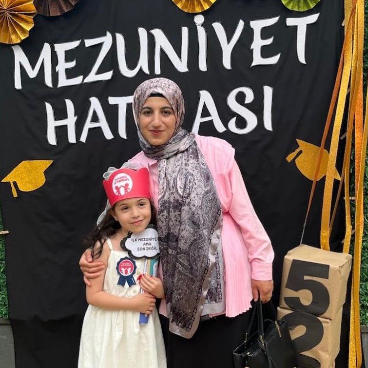 “4 Şubatta Adliye’de davasına destek için basın açıklaması yaparken yanımda duruyordu Fatmanur. Kızının daha 3 yaşındayken özbabasının istismarına uğradığını ama baba olacak failin tek bir gün dahi tutuklanmadığını söylüyor, bunun için adalet nöbeti tutuyordu. Zarar görmekten