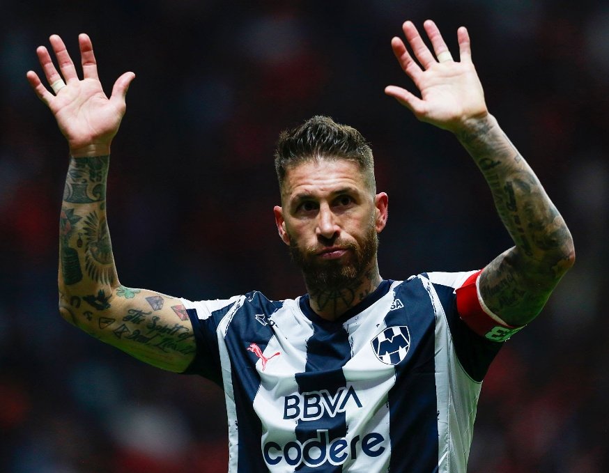 Sergio Ramos no ganó ni madre en Rayados y ahora resulta que sus aficionados se cuelgan la medalla, de que al menos, eligió venir a su equipo y no a otro.

Ramos vino a Rayados porque fue el único club tan pendejo para pagar un billete por un jugador que no valía ni la mitad.