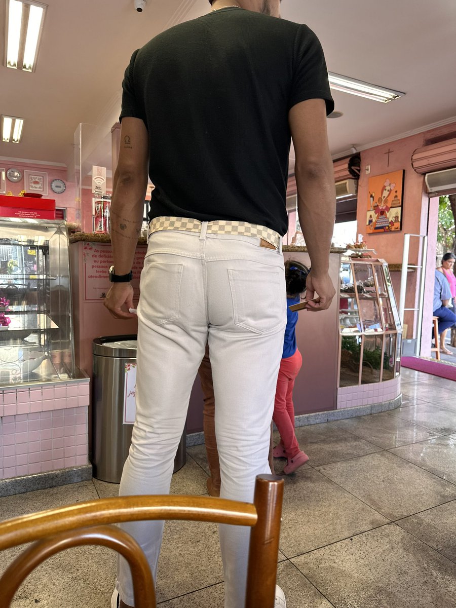 Perdão, mas o cintos “masculinos” da LV ou qualquer marca são mto cafonas. Se a pessoa não for gay, vira na hora rs