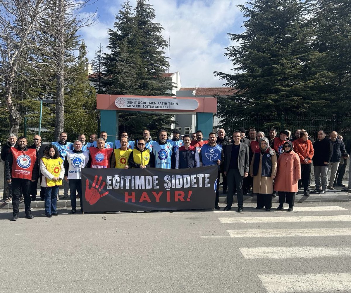 okumusfatih19's tweet photo. EĞİTİMDE ŞİDDETE HAYIR!!!

İstanbul-Çekmeköy Taşdelen Borsa İstanbul Mesleki ve Teknik Anadolu Lisesi'nde sınıfta ders anlatırken katledilen Fatma Nur Çelik öğretmenimiz için eğitim çalışanlarımızla bir araya gelerek basın açıklamamızı gerçekleştirdik. Bir kez daha Fatma Nur öğretmenimize Allah'tan rahmet, eğitim camiamıza baş sağlığı diliyoruz.

İlimiz Şehit Öğretmen Fatih Tekin Mesleki Eğitim Merkezi Müdür Başyardımcısı Sn. Cemal Işık hocamıza yönelik gerçekleştirilen menfur saldırı ile ilgili ortak basın açıklamasına katılım sağladık. Facianın eşiğinden döndüğümüz bu ve benzeri bir çok olayın son bulması için Eğitim-Bir-Sen olarak mücadelemizi sürdürmeye devam edeceğiz. Bir daha bu tür saldırıların tekrarlanmamasını diliyor,  saldırıya uğrayan başta Cemal hocamıza ve tüm eğitim çalışanlarımıza geçmiş olsun dileklerimizi iletiyoruz.