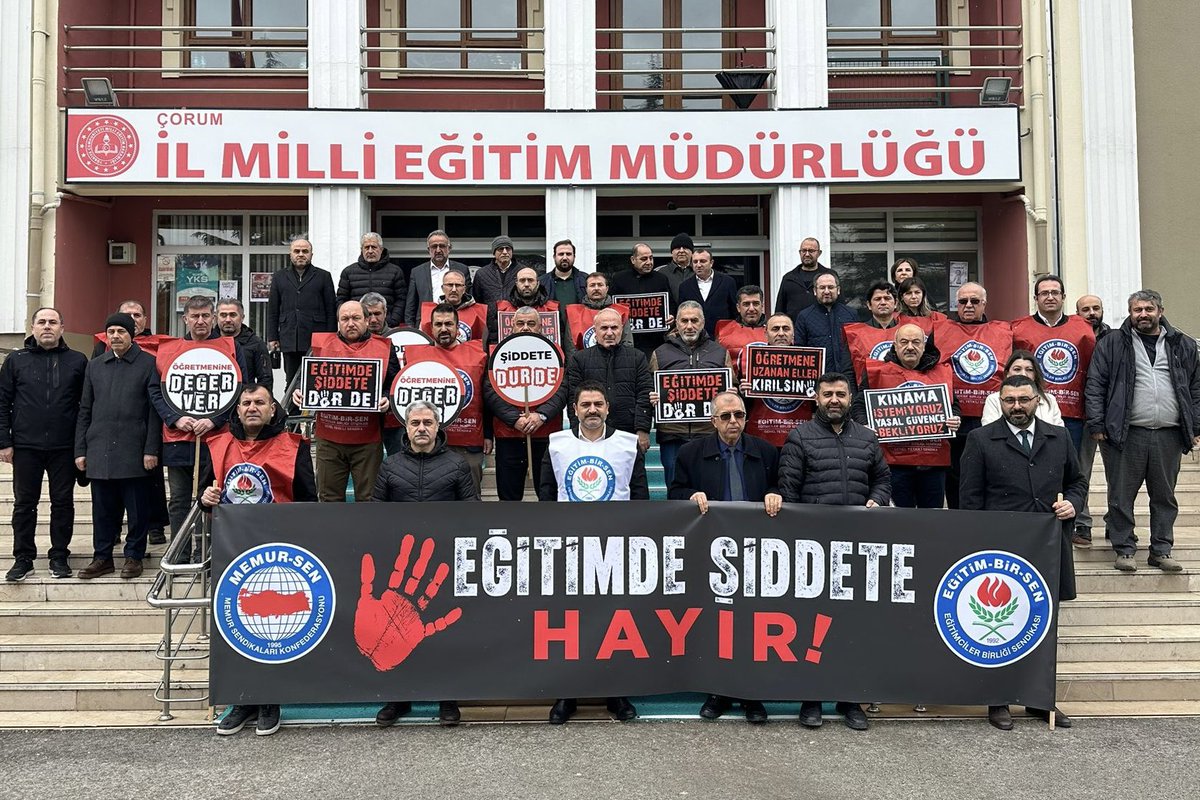 okumusfatih19's tweet photo. EĞİTİMDE ŞİDDETE HAYIR!!!

İstanbul-Çekmeköy Taşdelen Borsa İstanbul Mesleki ve Teknik Anadolu Lisesi'nde sınıfta ders anlatırken katledilen Fatma Nur Çelik öğretmenimiz için eğitim çalışanlarımızla bir araya gelerek basın açıklamamızı gerçekleştirdik. Bir kez daha Fatma Nur öğretmenimize Allah'tan rahmet, eğitim camiamıza baş sağlığı diliyoruz.

İlimiz Şehit Öğretmen Fatih Tekin Mesleki Eğitim Merkezi Müdür Başyardımcısı Sn. Cemal Işık hocamıza yönelik gerçekleştirilen menfur saldırı ile ilgili ortak basın açıklamasına katılım sağladık. Facianın eşiğinden döndüğümüz bu ve benzeri bir çok olayın son bulması için Eğitim-Bir-Sen olarak mücadelemizi sürdürmeye devam edeceğiz. Bir daha bu tür saldırıların tekrarlanmamasını diliyor,  saldırıya uğrayan başta Cemal hocamıza ve tüm eğitim çalışanlarımıza geçmiş olsun dileklerimizi iletiyoruz.