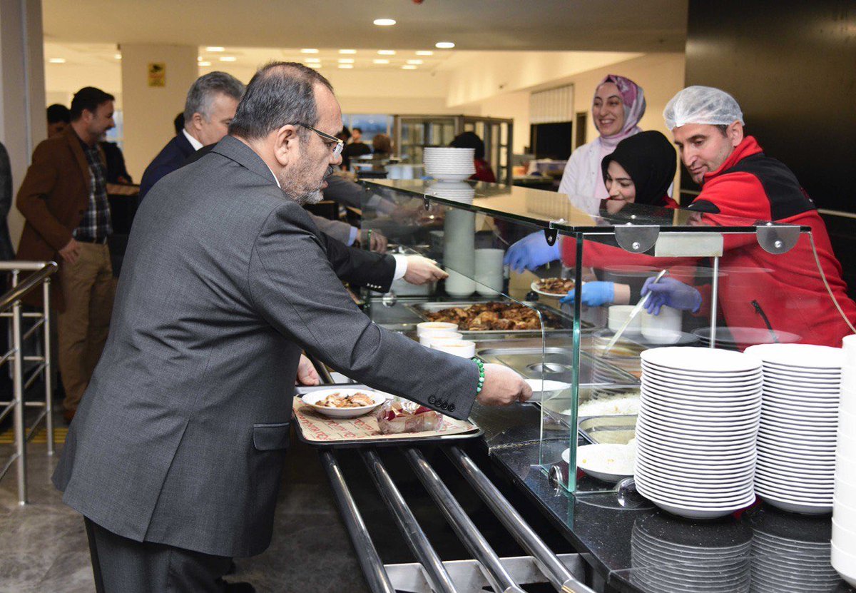 KTUNEDU's tweet photo. Rektörümüz Osman Nuri Çelik ve üniversitemiz üst yönetimi, Gelişim Yerleşkesinde iftar yapan öğrencilerimizle bir araya geldi. 
Samimi bir atmosferde gerçekleşen programda öğrencilerle sohbet eden Rektörümüz, birlik ve dayanışmanın önemine vurgu yaptı.

@oncelik 

#KonyaTeknikÜniversitesi
#İftarBuluşması
#BirlikVeBeraberlik
#RamazanBereketi