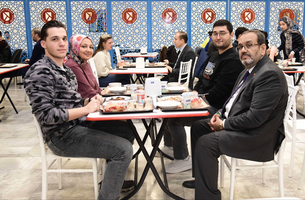 KTUNEDU's tweet photo. Rektörümüz Osman Nuri Çelik ve üniversitemiz üst yönetimi, Gelişim Yerleşkesinde iftar yapan öğrencilerimizle bir araya geldi. 
Samimi bir atmosferde gerçekleşen programda öğrencilerle sohbet eden Rektörümüz, birlik ve dayanışmanın önemine vurgu yaptı.

@oncelik 

#KonyaTeknikÜniversitesi
#İftarBuluşması
#BirlikVeBeraberlik
#RamazanBereketi