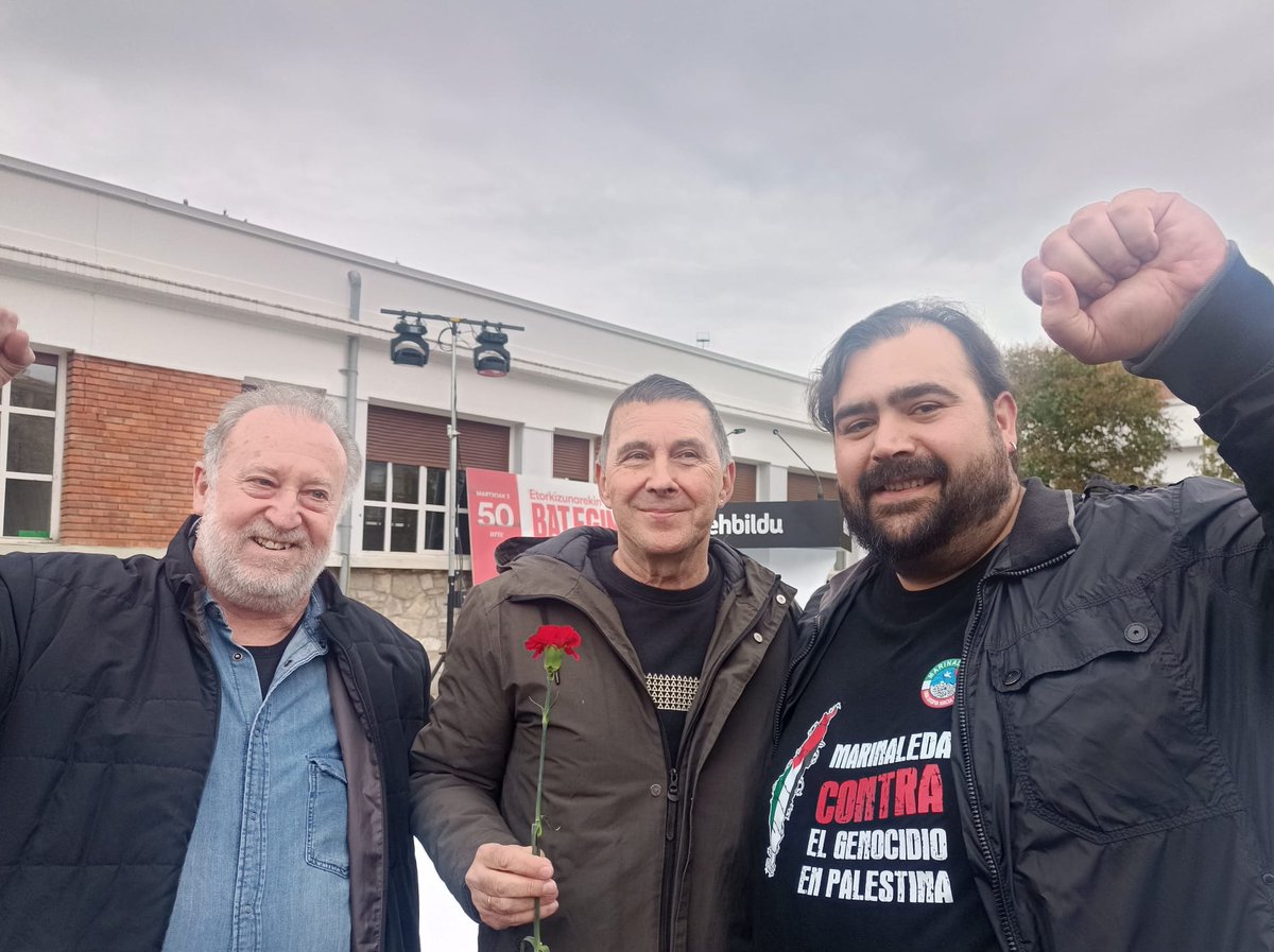 Con <a href="/ArnaldoOtegi/">Arnaldo Otegi 🔻</a> en Gasteiz. Un orgullo siempre en la lucha por la justicia, la verdad y la paz. A 50 años de los "sucesos" del terrorismo de estado que asesinó a 5 compañeros e hirió a cientos más. Hoy más que nunca apoyo mutuo frente al fascismo. 
¡Aquí no se rinde nadie!