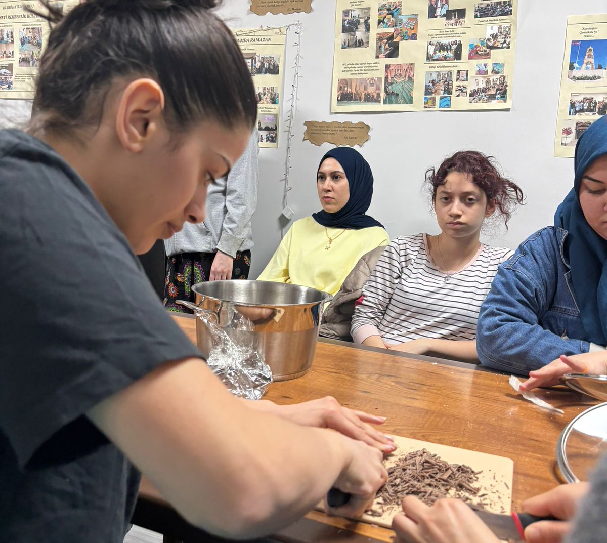 KarabukKYGM's tweet photo. 👩‍🍳Hubbi Hatun Yurdu
Geçmişi Osmanlı Mutfağına dayanan, saray lezzetlerinden biri olan, bayramların vazgeçilmezi BAKLAVA "Ninemin Tarifleri" atölyesinde günümüz lezzetine dönüştü.
Veeee karşınızda
Soğuk Baklava🤗 https://t.co/qkhL9duhxZ