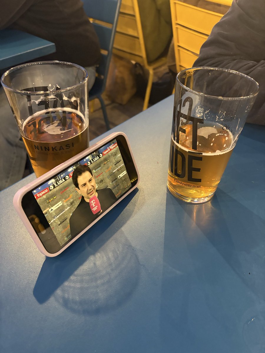 Master_fbs's tweet photo. Auch in Dunkelster Zeit,  stehen wir dir immer bei,
Oh mein Fußballclub von 1903 💙🖤

Même en terrasse à Lyon, seulement Saarbrigge!
#FCSWIE https://t.co/HZQRnMGITU