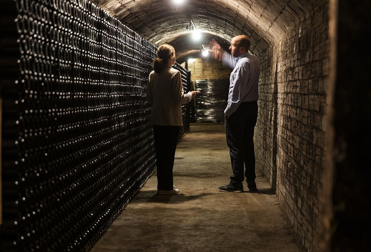 CavesBohigas's tweet photo. Al sota de la masia s'hi troba la cava subterrània, un espai fosc i amb una temperatura constant en el què reposen les ampolles de cava. Un dels racons més màgics ✨ 
Per veure'l en directe, apunta't a les properes visites. +info: https://t.co/0fn92x8H9z
#enoturisme #celler https://t.co/E2lAEBC6Wz