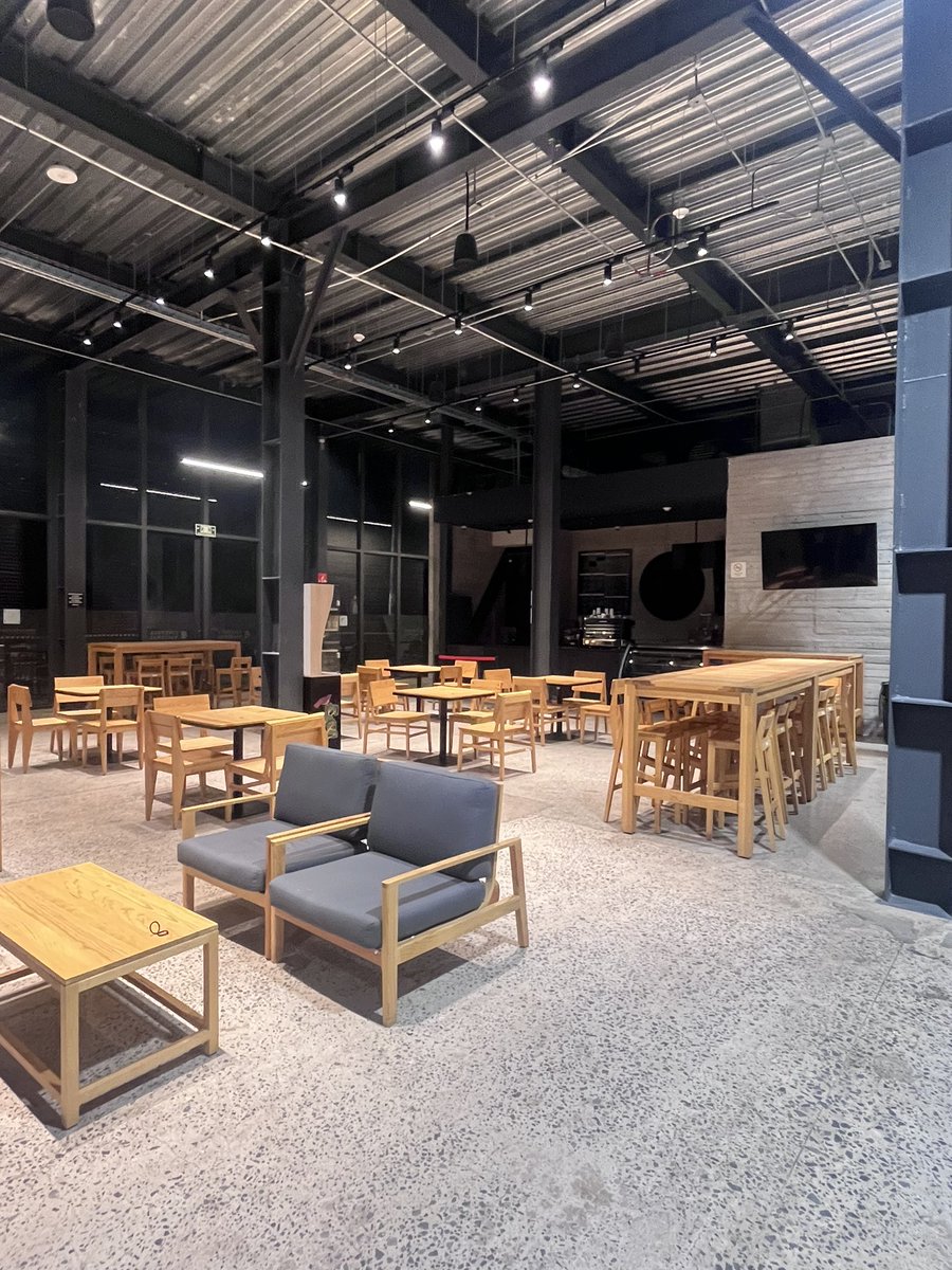 está muy chida la Cineteca Chapultepec y sentí feo que esté tan vacía :( vayan vayan. tiene un parquecito, salas gigantes, restaurant, muchas sillas y mesas y exhibiciones ✨