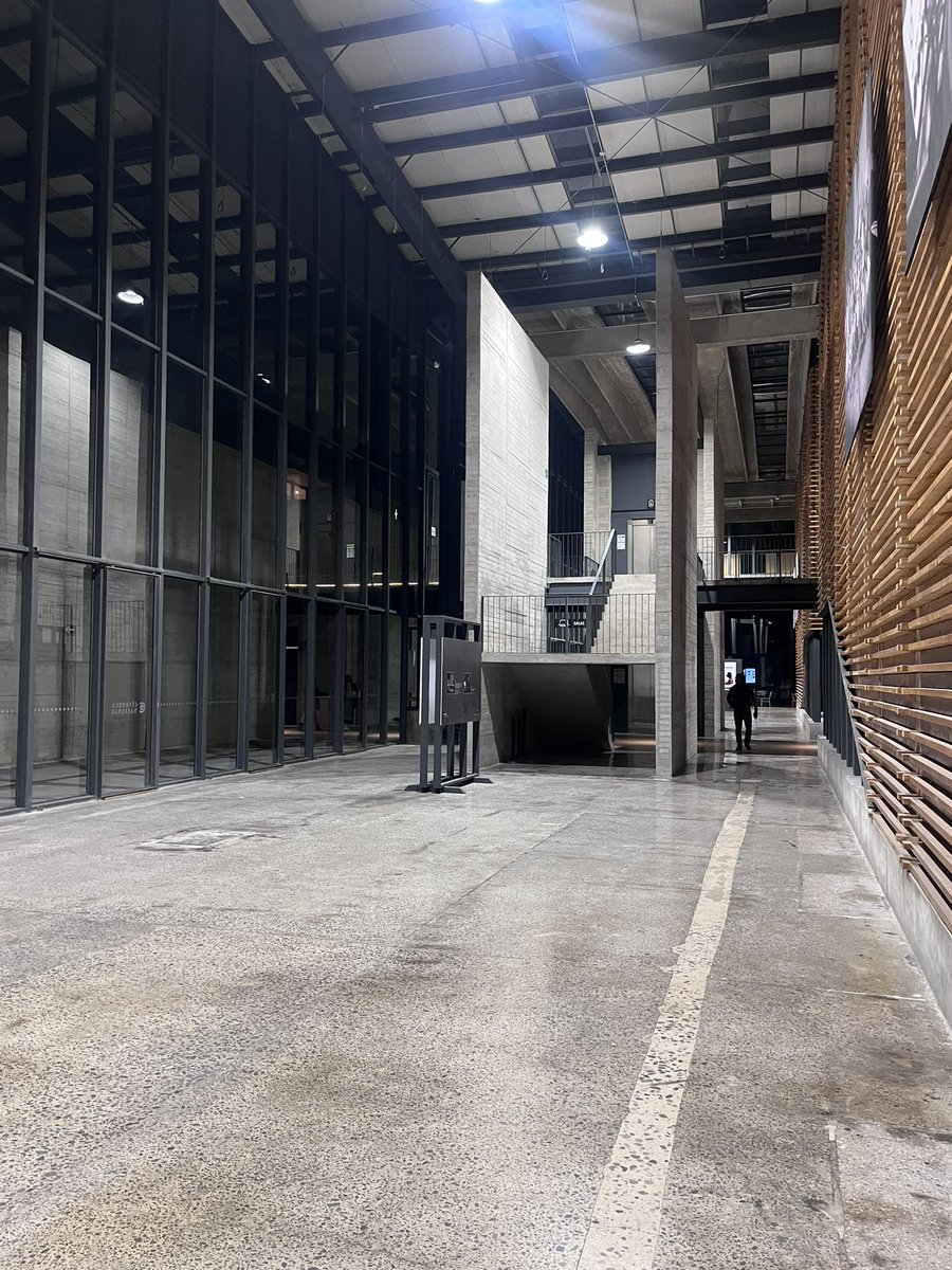 belenchews's tweet photo. está muy chida la Cineteca Chapultepec y sentí feo que esté tan vacía :( vayan vayan. tiene un parquecito, salas gigantes, restaurant, muchas sillas y mesas y exhibiciones ✨ https://t.co/dDNfwXpf8B