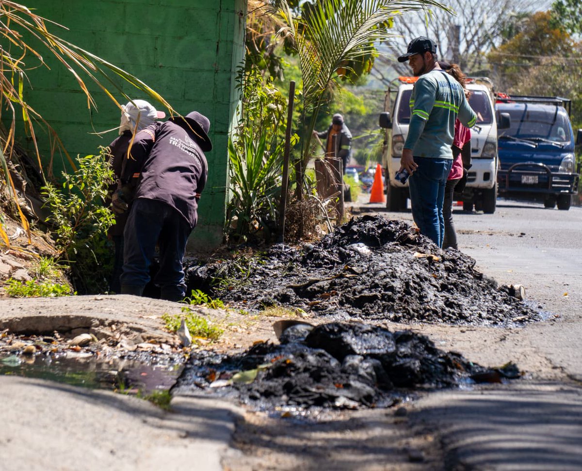 Equipo municipal realizó trabajos de limpieza y mantenimiento en tragante ubicado sobre la calle principal de Ciudadela Don Bosco, Distrito Soyapango 🚧
Con estas acciones prevenimos acumulación de agua y contribuimos a una circulación más segura para peatones y conductores.