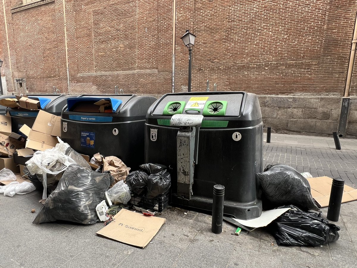 <a href="/AlmeidaPP_/">José Luis Martínez-Almeida</a> <a href="/Mtnezparamo/">José A Mtnez Páramo</a> <a href="/bcarabante/">Borja Carabante</a> <a href="/JMDCentro/">Distrito de Centro</a>
<a href="/seguragc/">Carlos Segura</a>
<a href="/MADRID/">Ayuntamiento Madrid</a> 
<a href="/ppmadrid/">PP Comunidad de Madrid</a> <a href="/HarturaBasura/">Hartura Basura</a> <a href="/AscoMadrid/">Madrid Da Asco</a> <a href="/Lineamadrid/">Línea Madrid</a> 
<a href="/telemadrid/">Telemadrid</a> Almeida mira 👀Madrid nos come la basura y eso q dices q pones sanciones!.Esto en Corredera Baja d San Pablo/Pez.NO TE GUSTA Q SE VEA EN LAS REDES?💩