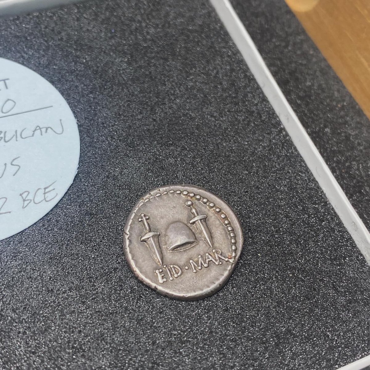 AlexAAntoniou1's tweet photo. Always a thrill and a delight to have the opportunity to run coin handling sessions with my undergraduates and postgraduates #romanhistory #numismatics #idesofmarch #hunterianmuseum #fallofrome @hunterian https://t.co/8C3p6bLp0O