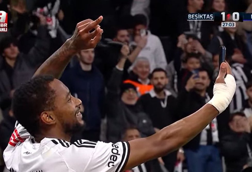 CokSevdikkBeAbi's tweet image. Amir Murillo, golden sonra selfie çekti.📸