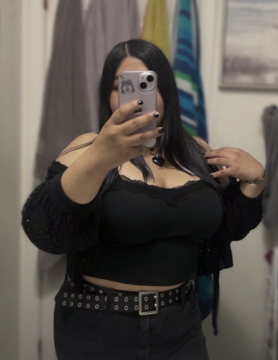 lunamothv's tweet photo. New Pinned 🦇🖤
- 28 ⟡
- She/Her
- Bisexual 
- Subby with hard and soft kinks ♡
- Tips always appreciated! ⟡
- CA: LunaMothVV
- MDNI ! 
- V shy, so I’m just here to post and maybe find some friends along the way! https://t.co/DVx5FUZMtW