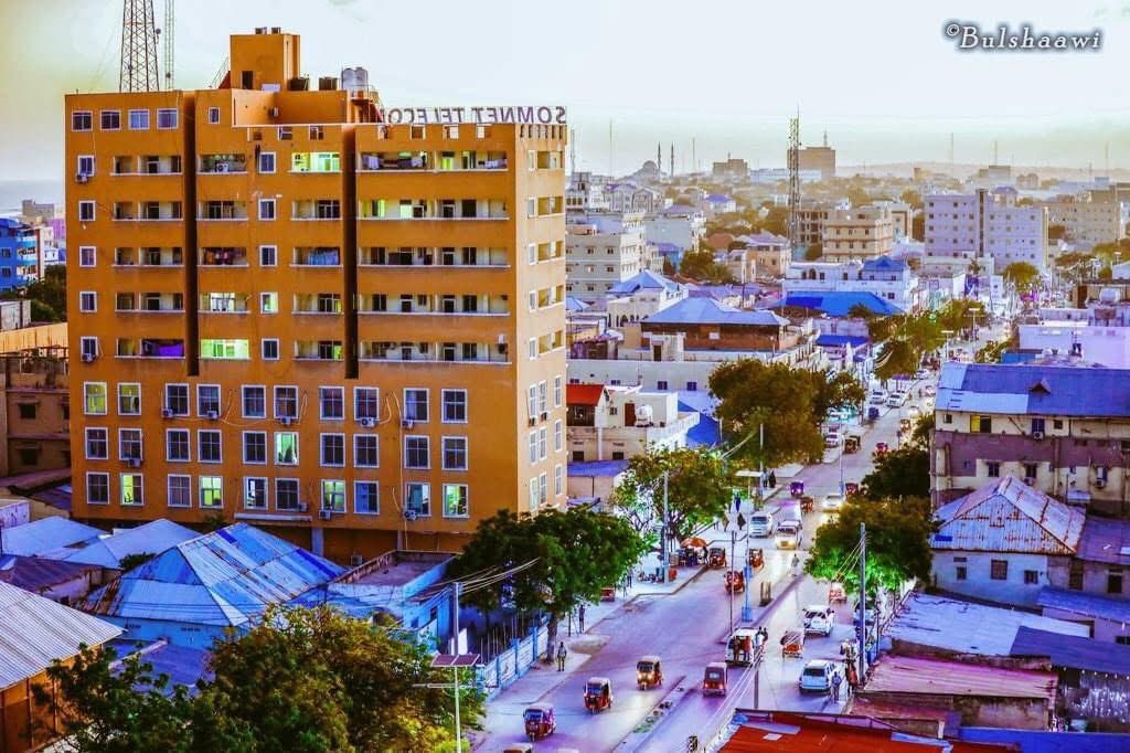 AliSamattar's tweet image. #Muqdisho oo Dastuurka  Cusub ka rajo qabtay in Meeqaab loogu qoro ayaa ka soo dhex muuqan wayday iyadoo meeqaam leh.

Waxaa lagu muujiyay Muqdisho waa Gobol Caasimad ah Dawladda ayaana maamul u soo magacaan doonta   Amniga iyo siyasadda waxay yeelan Maamul magaalo oo keliya.