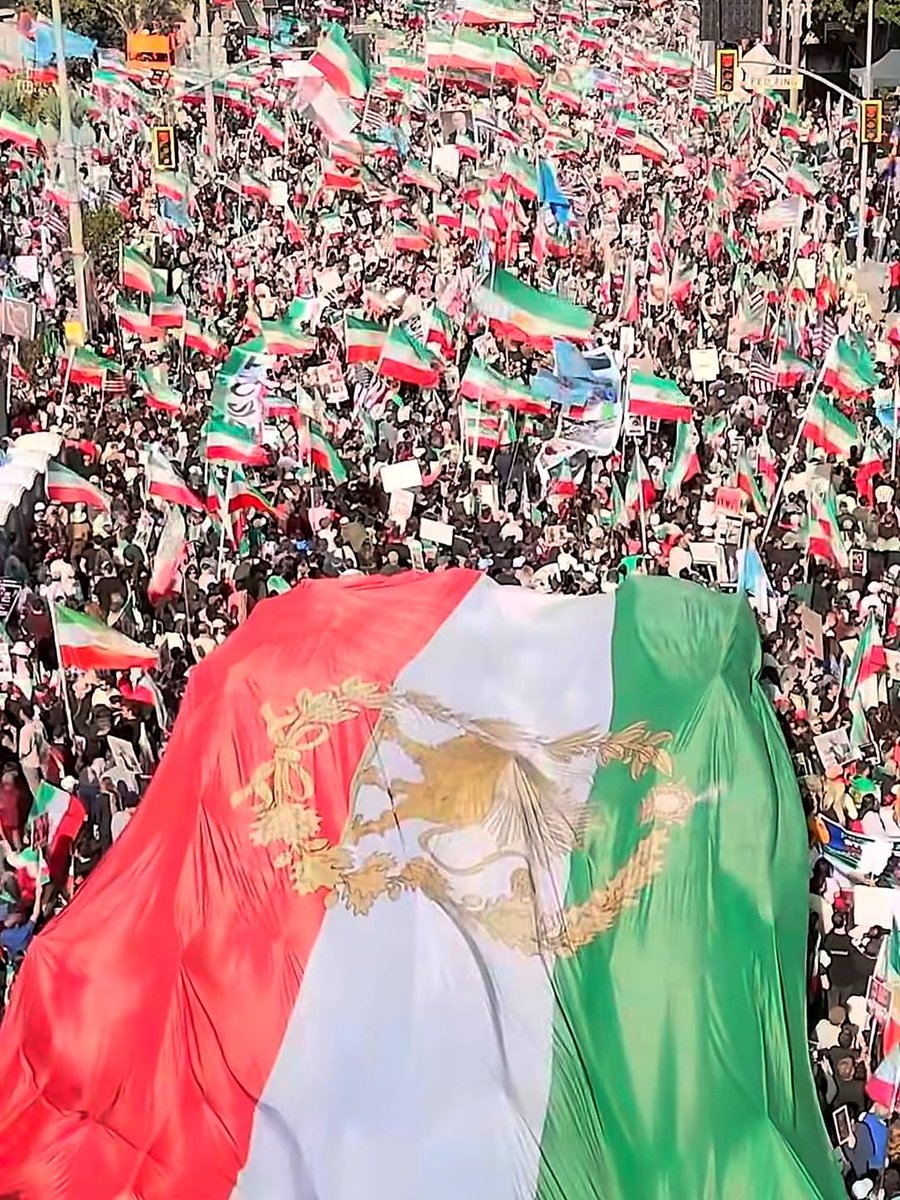 کسانی که تازه وارد توییتر شدن اینجا هشتگ مهم هشتگی جز #kingRezaPahlavi نداریم کینگ و شاه حذف نکنید به نفع مزدورها کار نکنید سر هشتگ بچه ها ایران جنگیدن پسرخاله ما نیستن که شاه حذف می کنید هشتگ میزنید شاه ایران هستند.