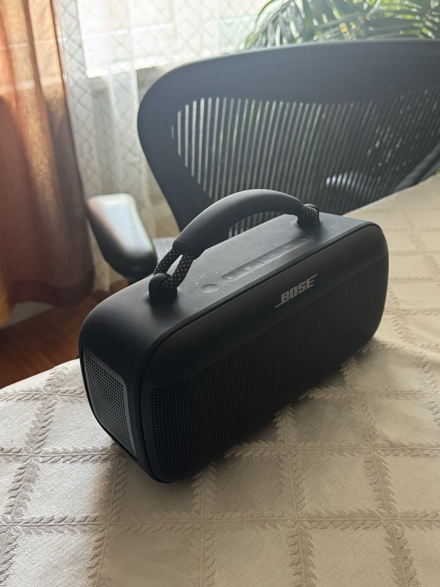 mbronnn's tweet photo. Everyone should have a Bose soundlink max, for the people https://t.co/2rCq1YMX06